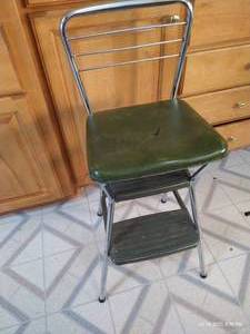 lot 126 image: Costco Step StoolChair