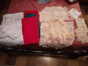 lot 127 image: Linen Lot - Tablecloths, Doilies