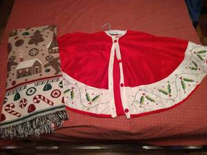 lot 140 image: Tree Skirt & 2-Sided Woven Gingerbread Blanket
