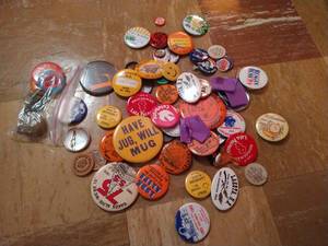 lot 173 image: Vintage Slogan Buttons