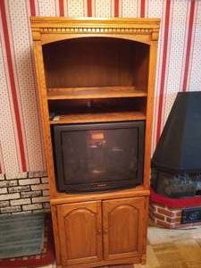 lot 186 image: Nice Wooden Cabinet with TV & Cables