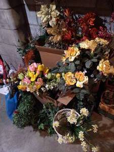 lot 203 image: Floral Lot