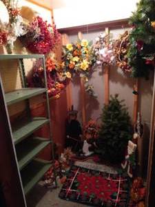 lot 214 image: Wreaths & Holiday Decor