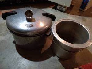 lot 220 image: Presto CookerCanner with Lid & Pressure Gauge