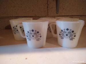 lot 233 image: (8) Vintage Pyrex Mugs