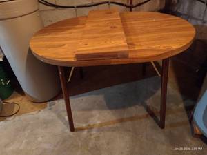 lot 236 image: Table with Leaf