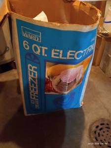 lot 237 image: 6 Qt. Electric Ice Cream Maker