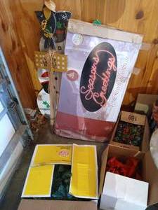 lot 242 image: Seasonal Outdoor Decor