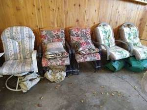 lot 253 image: (5) Mixed Patio Chairs with Cushions & Covers