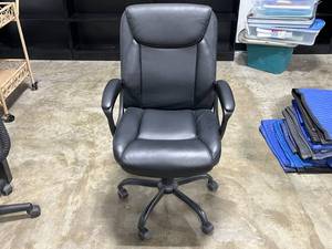 lot 137 image: Black Faux Leather Swivel Office Chair with Armrests