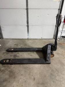 lot 7 image: Heavy Duty Manual Pallet Jack, 52 Inch Fork Length