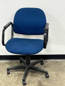 lot 43 image: Blue Fabric Office Chair with Armrests and Casters