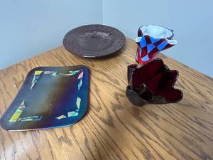 lot 56 image: Set of 4 Signed Art Glass Vessels and Bowls with Iridescent and Checkered Designs