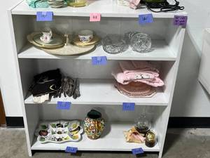 lot 62 image: White 3-Shelf Bookcase 40 in x 36 in x 12 in - contents not inc