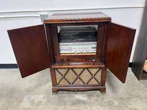 lot 81 image: Vintage RCA Victor Wood Console Stereo Cabinet with Soundesign Cassette Recorder - untested