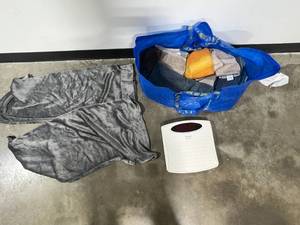 lot 82 image: Bathroom Linens and Taylor Mechanical Scale Lot