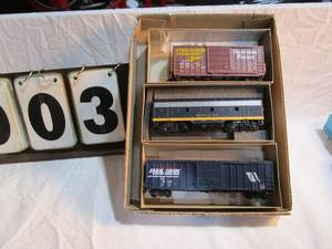 lot 3 image: 3 Athearn Train Cars
