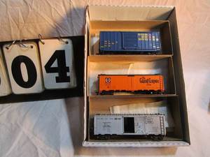 lot 4 image: 3 Athearn Train Cars