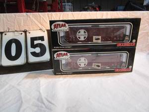 lot 5 image: 2 Atlas Train Cars