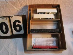 lot 6 image: Box of 3 Athearn Rail Cars
