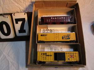 lot 7 image: Box of 3 Athearn Train Cars