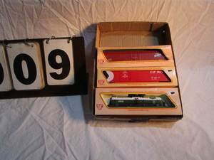lot 9 image: Box of 3 IHC Rail Cars
