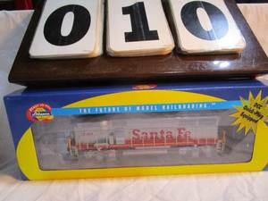 lot 10 image: Athearn Santa Fe Engine 330