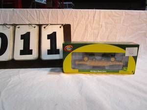 lot 11 image: Classic Series John Deere Flat Car