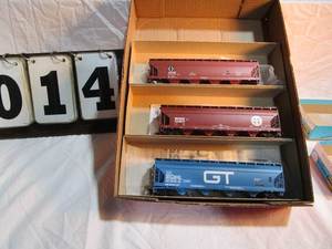 lot 14 image: Box of 3 Athearn Rail Cars