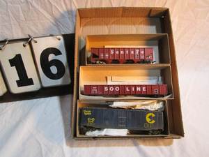 lot 16 image: Box of 3 Roundhouse Rail Cars