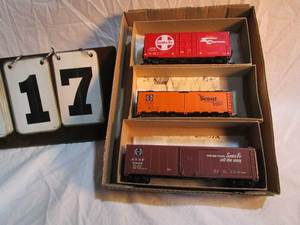lot 17 image: Box of 3 Athearn Rail Cars