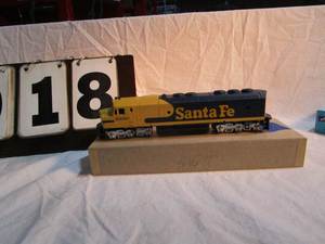 lot 18 image: Athearn Santa Fe Engine