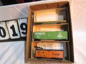 lot 19 image: Box of 3 Athearn Rail Cars