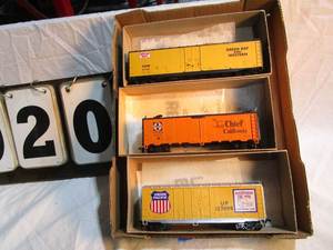 lot 20 image: Box of 3 Athearn Rail Cars