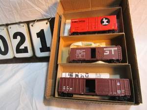 lot 21 image: Box of 3 Athearn Rail Cars