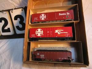 lot 23 image: Box of 3 Roundhouse  Rail Cars