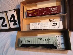 lot 24 image: Box of 3 Athearn Rail Cars