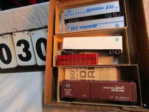 lot 30 image: Box of Athearn Rail Car - Trailers