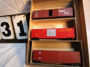 lot 31 image: Box of 3 Athearn Rail Cars