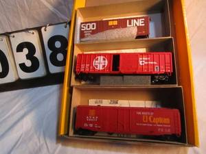 lot 38 image: Box of 3 Athearn Rail Cars