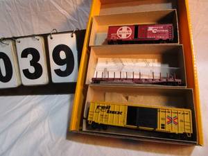 lot 39 image: Box of 3 Athearn Rail Cars