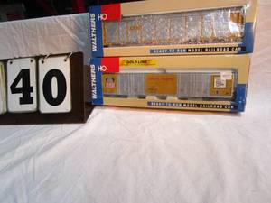 lot 40 image: 2 Walthers Railroad Cars
