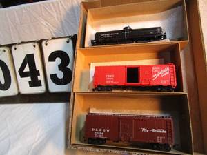 lot 43 image: Box with 3 Athearn Rail Cars