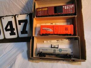 lot 47 image: Box of 3 Athearn Rail Cars