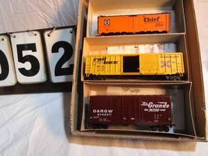 lot 52 image: Box of 3 Athearn Rail Cars