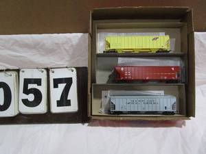 lot 57 image: Box with 3 Roundhouse Rail Cars