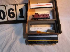 lot 61 image: Box of 3 Athearn Rai Cars