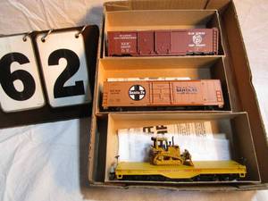 lot 62 image: Box of 3 Athearn Rail Cars