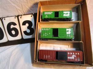 lot 63 image: Box of 3 Athearn Rail Cars