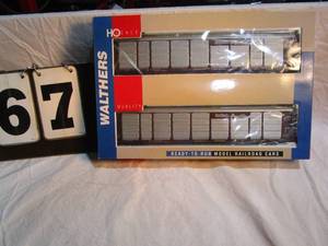 lot 67 image: Walthers Train Cars - set of 2